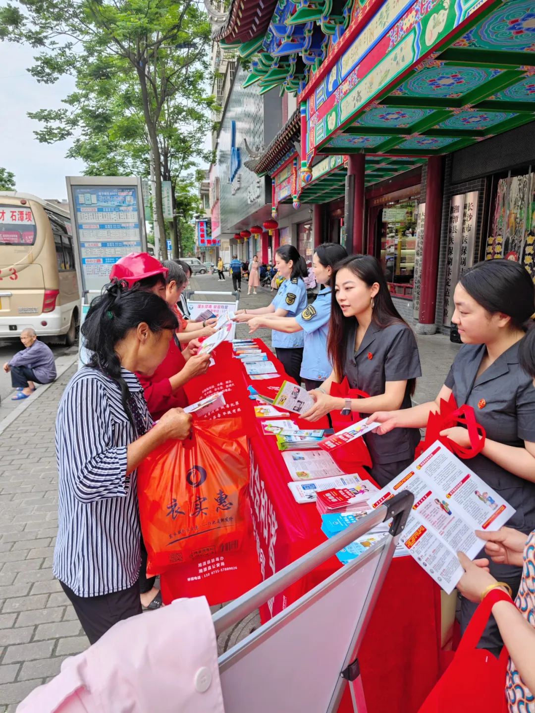 湘潭县法院与县市场监管局联合开展禁毒宣传活动 湘潭县法院与县市场监管局联合开展禁毒宣传活动
