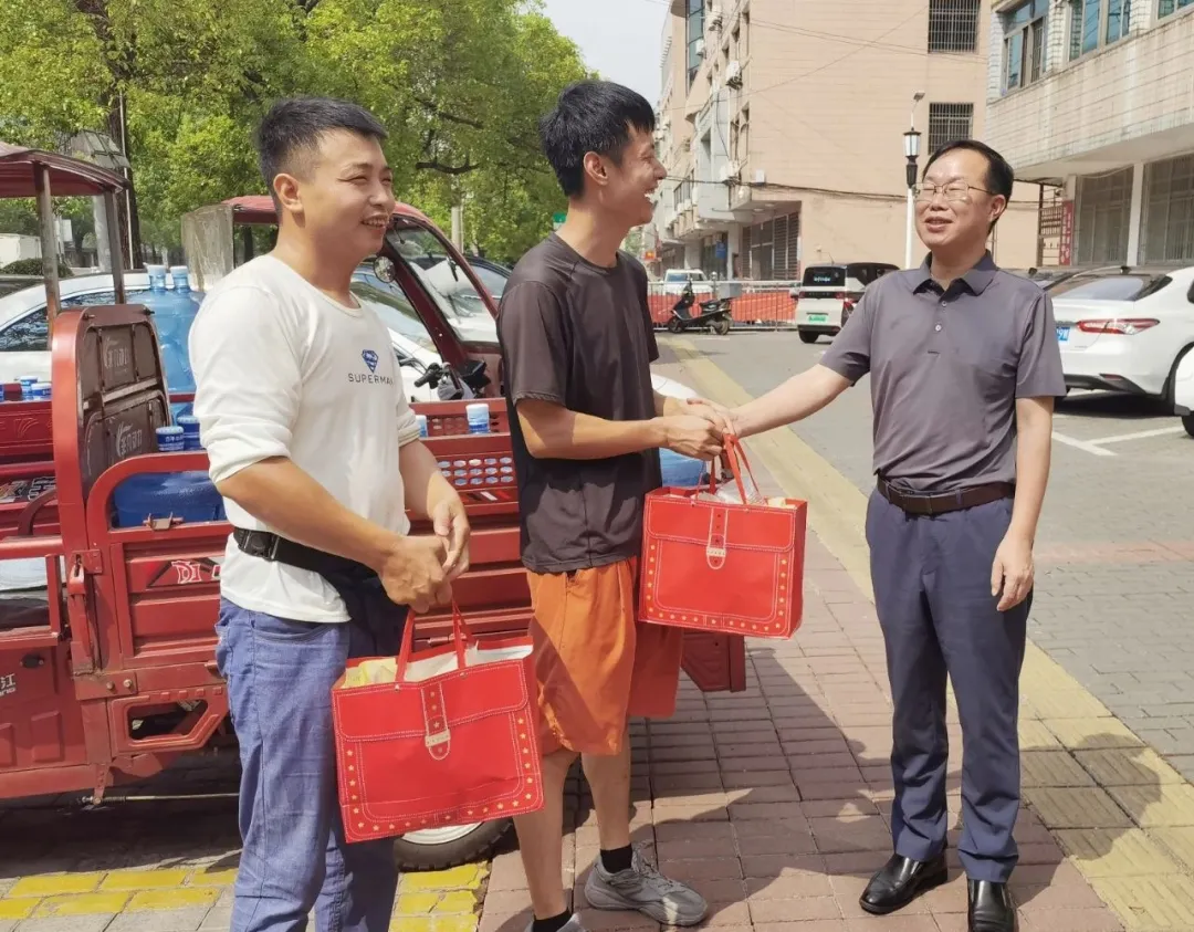 致敬一线!湘潭县法院“三伏天里”送清凉 致敬一线!湘潭县法院“三伏天里”送清凉