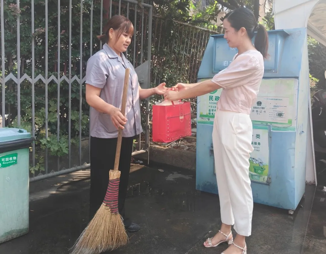 致敬一线!湘潭县法院“三伏天里”送清凉 致敬一线!湘潭县法院“三伏天里”送清凉