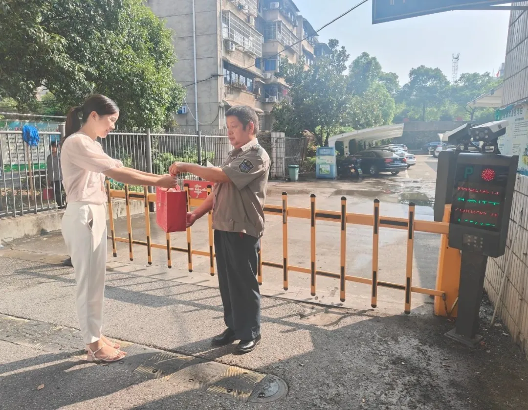 致敬一线!湘潭县法院“三伏天里”送清凉 致敬一线!湘潭县法院“三伏天里”送清凉