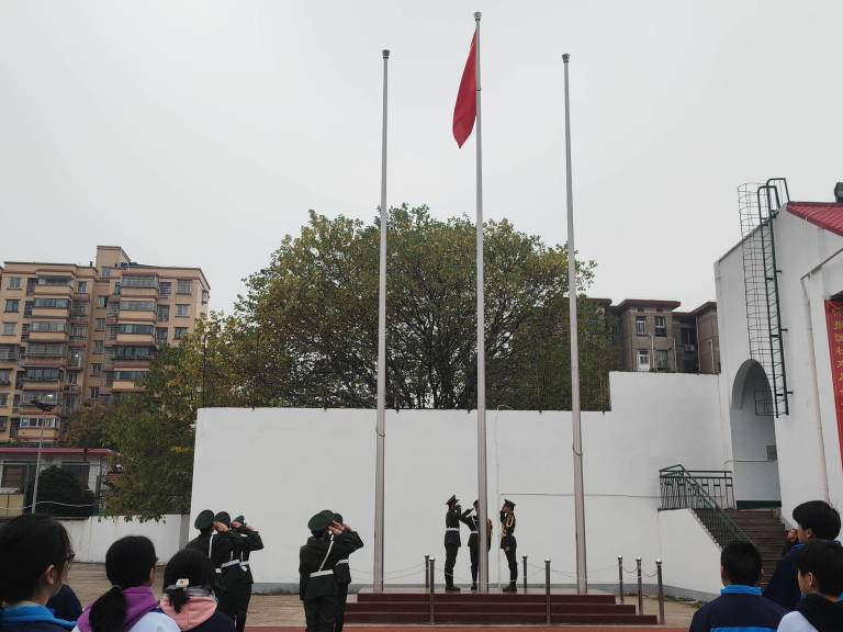 筑牢安全防线 共绘平安篇章 ——湘机中学举行安全主题升旗仪式 筑牢安全防线 共绘平安篇章 ——湘机中学举行安全主题升旗仪式