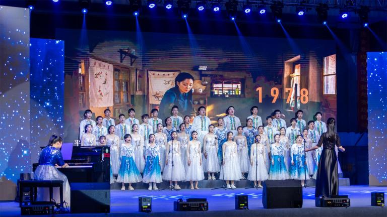 红色印记·艺启未来 ——湘机中学成功举办2024年艺术节文艺晚会 红色印记·艺启未来 ——湘机中学成功举办2024年艺术节文艺晚会