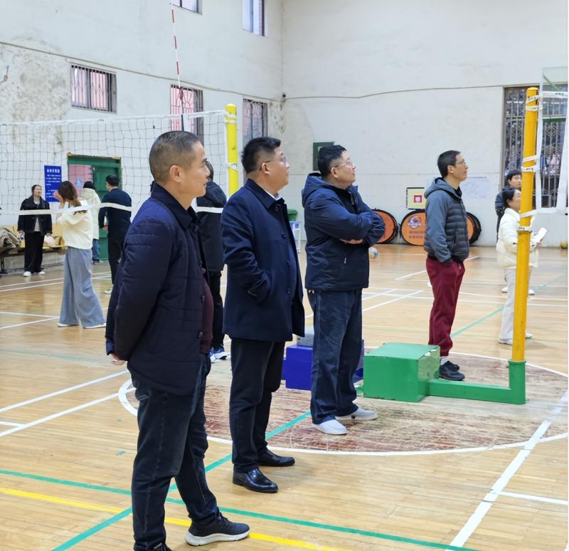 “气”宇轩昂 “排”除万难 精益“球”精 ——湘潭市二中2024年教职工气排球赛剪影 “气”宇轩昂 “排”除万难 精益“球”精 ——湘潭市二中2024年教职工气排球赛剪影