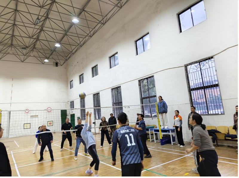 “气”宇轩昂 “排”除万难 精益“球”精 ——湘潭市二中2024年教职工气排球赛剪影 “气”宇轩昂 “排”除万难 精益“球”精 ——湘潭市二中2024年教职工气排球赛剪影