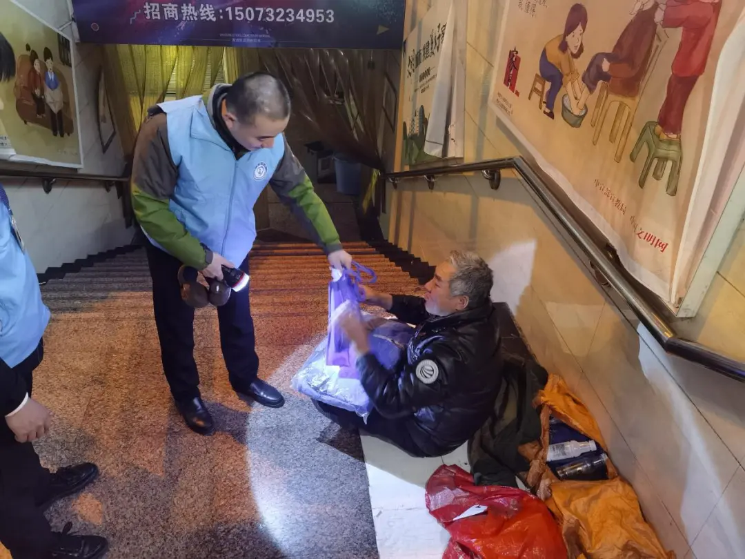 寒冬送温暖:湘潭市救助管理站联合多部门开展街面夜间巡查行动 寒冬送温暖:湘潭市救助管理站联合多部门开展街面夜间巡查行动