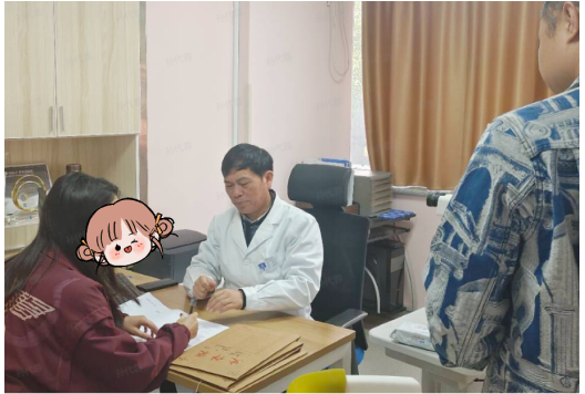 夫妻相约摘镜,只为陪伴彼此“清晰”一生 夫妻相约摘镜,只为陪伴彼此“清晰”一生