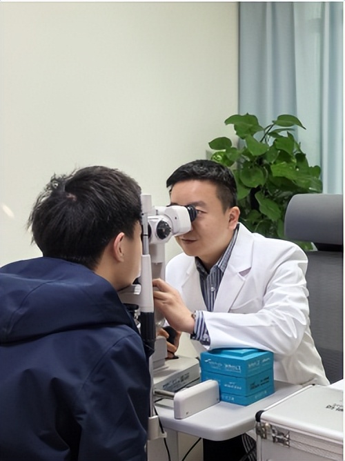 锦旗背后:爱尔眼科助晕针小伙摘镜开启无镜新视界 锦旗背后:爱尔眼科助晕针小伙摘镜开启无镜新视界