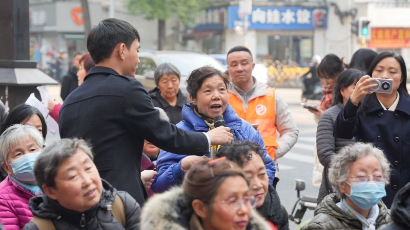 成都银行营业部携手文翁社区共庆新春，送温暖慰问活动圆满举行