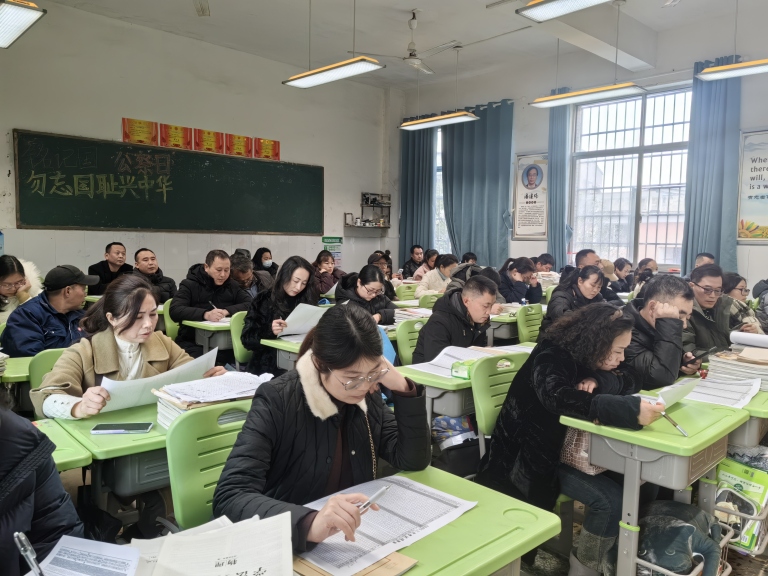 并肩携手绘蓝图 共铸青春璀璨梦 ——湘机中学召开高一年级家长会 并肩携手绘蓝图 共铸青春璀璨梦 ——湘机中学召开高一年级家长会