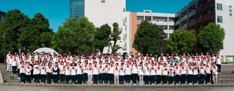 并肩携手绘蓝图 共铸青春璀璨梦 ——湘机中学召开高一年级家长会 并肩携手绘蓝图 共铸青春璀璨梦 ——湘机中学召开高一年级家长会