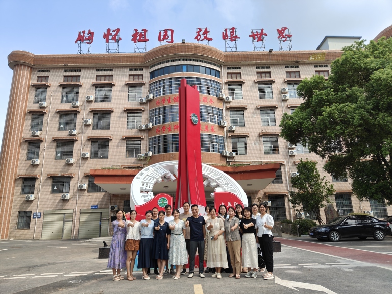 并肩携手绘蓝图 共铸青春璀璨梦 ——湘机中学召开高一年级家长会 并肩携手绘蓝图 共铸青春璀璨梦 ——湘机中学召开高一年级家长会