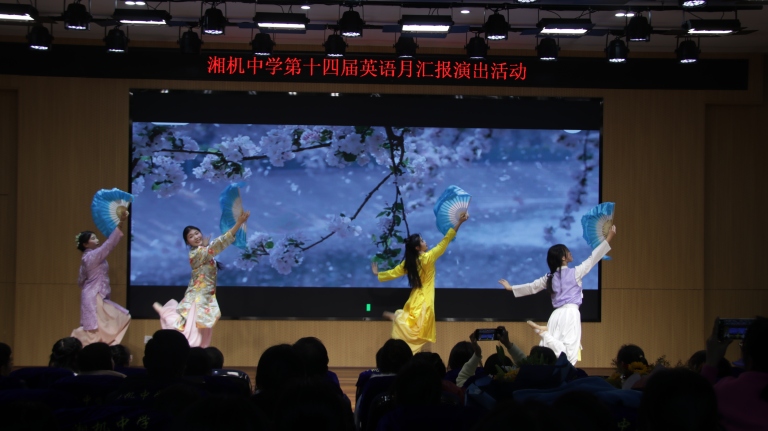 并肩携手绘蓝图 共铸青春璀璨梦 ——湘机中学召开高一年级家长会 并肩携手绘蓝图 共铸青春璀璨梦 ——湘机中学召开高一年级家长会