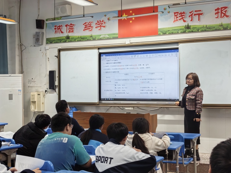 并肩携手绘蓝图 共铸青春璀璨梦 ——湘机中学召开高一年级家长会 并肩携手绘蓝图 共铸青春璀璨梦 ——湘机中学召开高一年级家长会