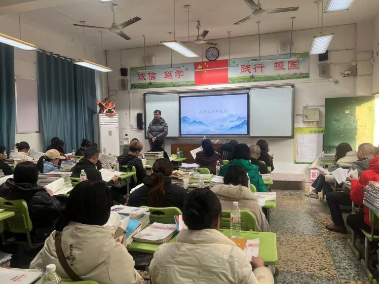 并肩携手绘蓝图 共铸青春璀璨梦 ——湘机中学召开高一年级家长会 并肩携手绘蓝图 共铸青春璀璨梦 ——湘机中学召开高一年级家长会