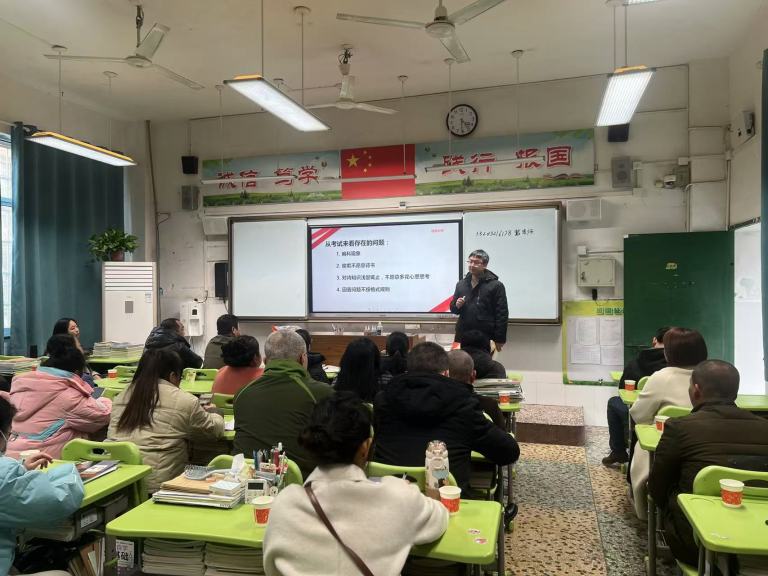 并肩携手绘蓝图 共铸青春璀璨梦 ——湘机中学召开高一年级家长会 并肩携手绘蓝图 共铸青春璀璨梦 ——湘机中学召开高一年级家长会