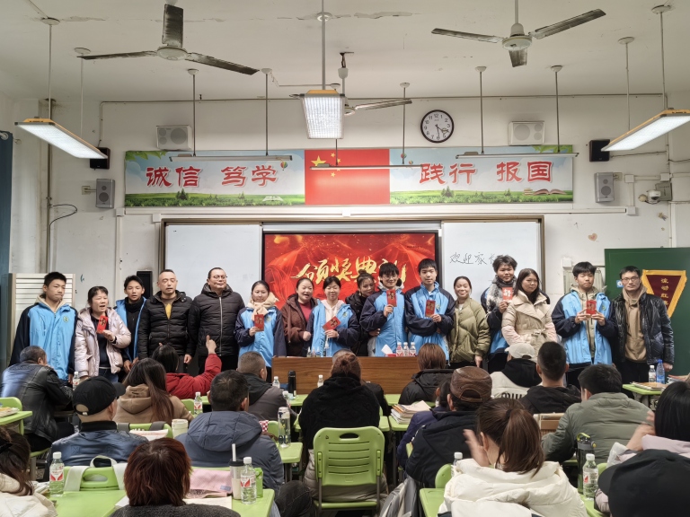 并肩携手绘蓝图 共铸青春璀璨梦 ——湘机中学召开高一年级家长会 并肩携手绘蓝图 共铸青春璀璨梦 ——湘机中学召开高一年级家长会