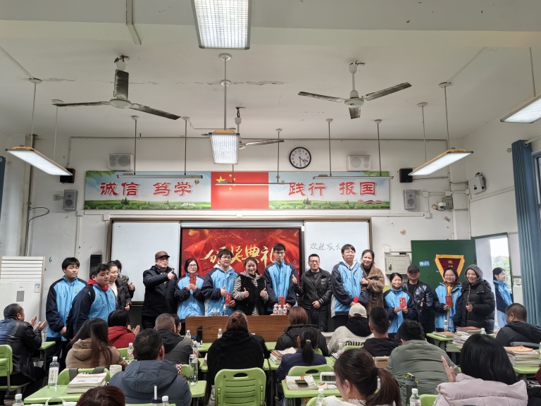 并肩携手绘蓝图 共铸青春璀璨梦 ——湘机中学召开高一年级家长会 并肩携手绘蓝图 共铸青春璀璨梦 ——湘机中学召开高一年级家长会