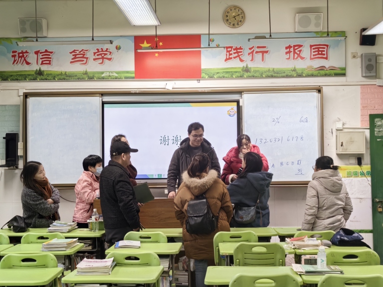 并肩携手绘蓝图 共铸青春璀璨梦 ——湘机中学召开高一年级家长会 并肩携手绘蓝图 共铸青春璀璨梦 ——湘机中学召开高一年级家长会