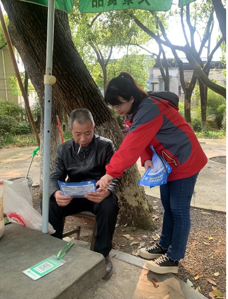 反诈宣传进公园,温暖银龄在身边 反诈宣传进公园,温暖银龄在身边