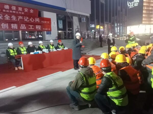 中业建工（河南）集团有限公司，金博大lve年轻力中心装修项目开工誓师大会在东广场紧急举行