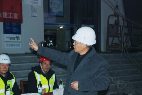 中业建工（河南）集团有限公司，金博大lve年轻力中心装修项目开工誓师大会在东广场紧急举行