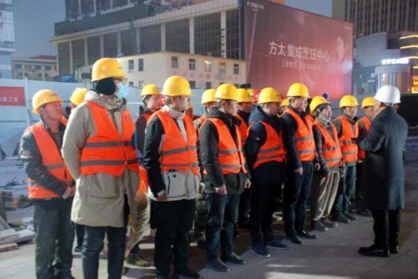 中业建工（河南）集团有限公司，金博大lve年轻力中心装修项目开工誓师大会在东广场紧急举行