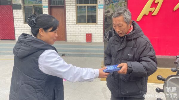 社会共治 终结艾滋 共享健康—龙虎乡卫生院开展药具宣传活动